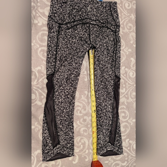 Lululemon Sole Training Cropped Leggings Daisy Dust Alpine White/Black - Picture 10 of 15